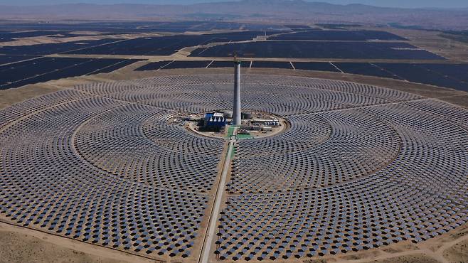 5월25일 중국 북서부 칭하이성 하이난 티베트족 자치주의 대형 태양광발전소 건설 현장을 촬영한 항공사진.ⓒAFP PHOTO