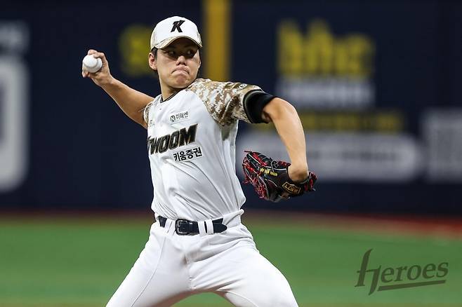 키움 김윤하는 선발 15연패에 빠져 있다. 키움의 모든 구성원은 풀이 죽은 그를 응원하고 있다. 사진제공|키움 히어로즈