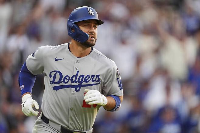 ▲25일(한국시간) 미국 콜로라도주 덴버 쿠어스필드에서 열리는 2025 메이저리그 콜로라도 로키스와 경기에서 역전 3점 홈런을 쏘아올린 마이클 콘포토. ⓒ연합뉴스