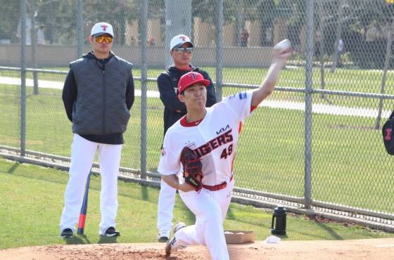 KIA 타이거즈 투수 이의리가 미국 어바인 스프링캠프에서 연습 피칭을 하고 있다. /사진=KIA 타이거즈 제공