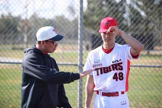 KIA 타이거즈 투수 이의리(오른쪽)가 미국 어바인 스프링캠프에서 불펜 피칭을 마친 뒤 정재훈 투수코치와 이야기를 나누고 있다. /사진=KIA 타이거즈 제공