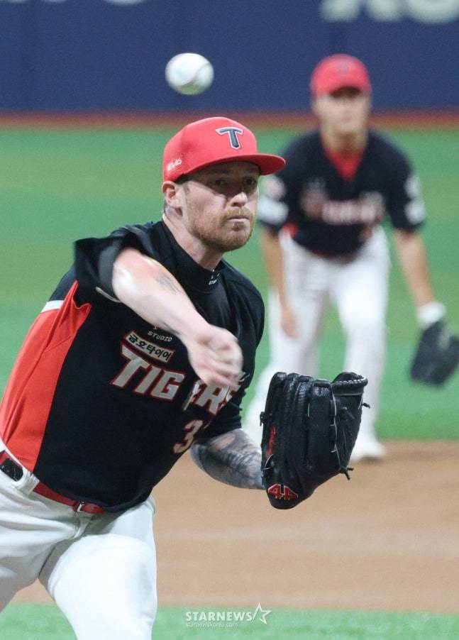 KIA 애덤 올러가 25일 키움전에서 역투를 펼치고 있다. /사진=김진경 대기자