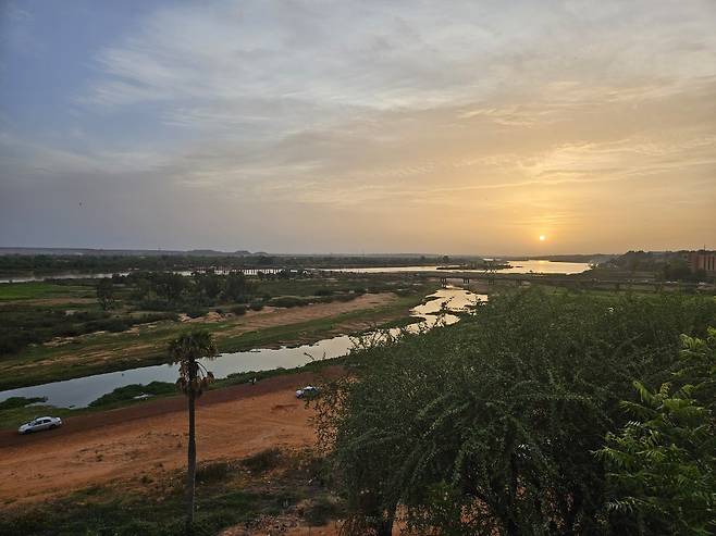 니제르 수도 니아메를 흐르는 니제르강 (니아메<니제르>=연합뉴스) 노재현 기자 = 지난 16일(현지시간) 니제르 수도 니아메의 한 호텔에서 바라본 니제르강. 2025.6.25 nojae@yna.co.kr