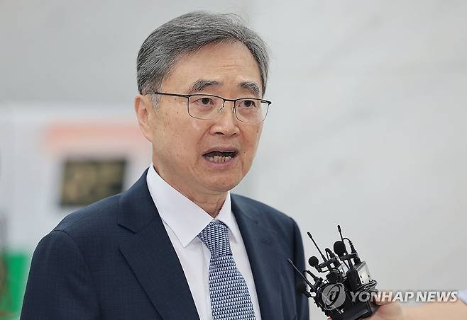 질문에 답하는 조현 외교부 장관 후보자 (서울=연합뉴스) 김인철 기자 = 조현 외교부 장관 후보자가 24일 서울 종로구에 마련된 인사청문회 준비 사무실로 출근하며 취재진 질문에 답하고 있다. 2025.6.24 yatoya@yna.co.kr