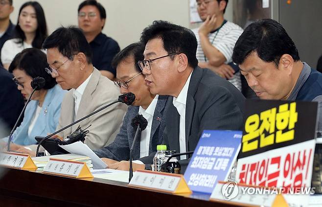 최저임금위, 발언하는 류기정 경총 전무 (세종=연합뉴스) 배재만 기자 = 최저임금위원회 사용자위원 운영위원인 류기정 경총 전무가 11일 오후 정부세종청사 최저임금위원회에서 열린 제10차 전원회의에서 발언하고 있다. 2024.7.11 scoop@yna.co.kr