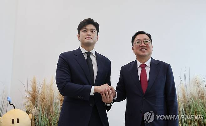 대전시장 만난 김용태 위원장 (대전=연합뉴스) 김준범 기자 = 국민의힘 김용태 비상대책위원장(왼쪽)이 25일 오전 대전컨벤션센터에서 이장우 대전시장과 만나 기념 촬영하고 있다. 2025.6.25 psykims@yna.co.kr