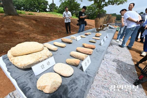 26일 김포시 대곶면 신안리에서 신석기 시대 주거 유적지 발굴조사 현장 설명회가 진행되고 있다. 2025.6.26 /최은성기자 ces7198@kyeongin.com