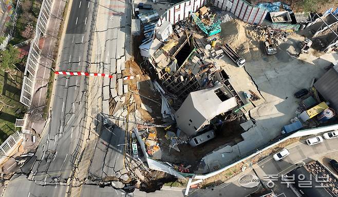 지난 4월 11일 광명시 일직동 신안산선 공사 현장에서 붕괴 사고가 발생해 사고현장이 처참히 무너져 있다. 중부포토DB