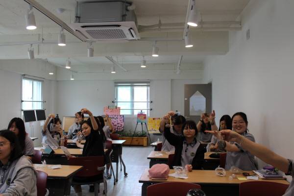 친환경 업사이클링 활동에 참여한 학생들이 자신이 만든 커피 가루 비누를 들어 보이고 있다.