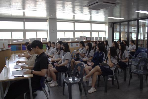 포항중앙여자고등학교에서 지역사회 정책 제안 프로젝트에 참여한 교사와 학생들이 참가 학생의 발표를 경청하고 있다.