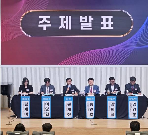 26일 한동대에서 열린 '2025년 경북 평화통일포럼'에서 열띈 토론이 펼쳐지고 있다.