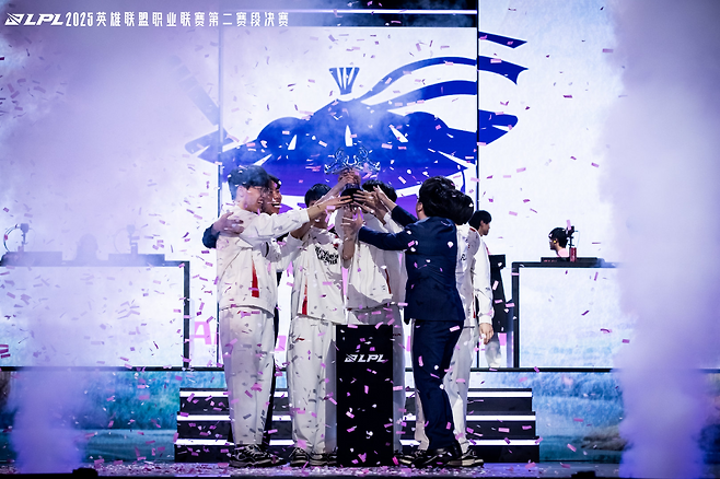 LPL 스플릿2 우승팀 애니원즈 레전드(사진=LPL)