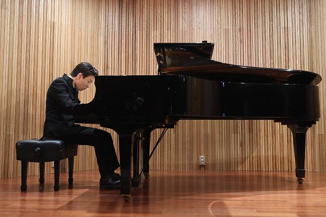 피아니스트 김세현이 26일 서울 종로구 세종문화회관 서클홀에서 열린 기자간담회에서 피아노 연주를 하고 있다. (사진=연합뉴스)