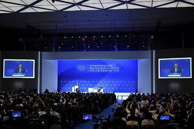 리창(단상 위) 중국 국무원 총리가 지난 25일 중국 톈진에서 열린 하계 다보스 포럼에서 개회사를 하고 있다. (사진=AFP)