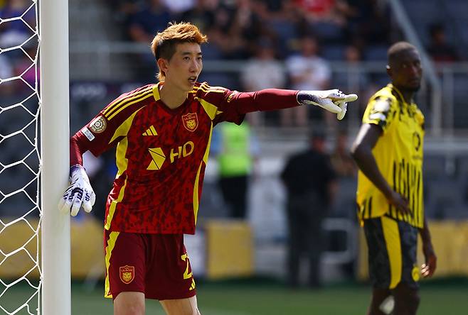 울산HD 수문장 조현우가 26일(한국시간) 미국 오하이오주 신시내티의 TQL스타디움에서 열린 보루시아 도르트문트(독일)와 2025 국제축구연맹(FIFA) 클럽월드컵 조별리그 F조 최종전에서 상대 슛을 선방한 뒤 동료의 위치를 잡고 있다. 사진 | 신시내티=로이터연합뉴스