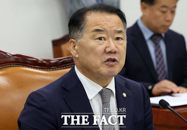 신성범 정보위원장이 26일 오후 서울 여의도 국회에서 열린 정보위원회 전체회의에 참석해 발언을 하고 있다.