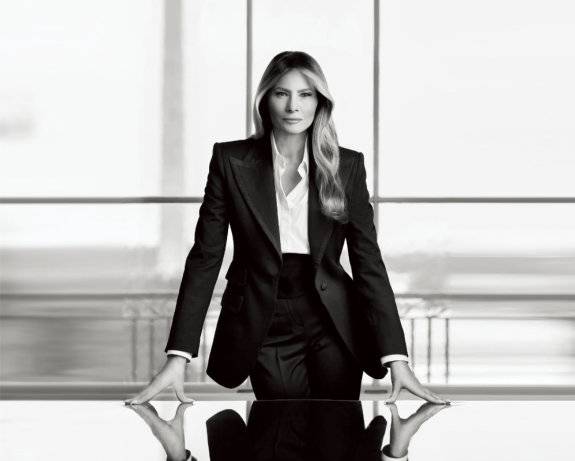 돌체앤가바나 턱시도를 입고 카리스마 넘치는 모습으로 촬영한 멜라니아의 공식 초상 사진.