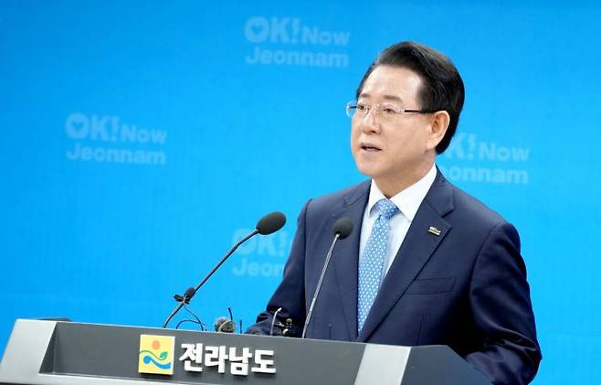 김영록 전라남도지사가 26일 오전 도청 브리핑룸에서 민선 8기 출범 3주년 기자회견문을 발표하고 있다. 전남도 제공