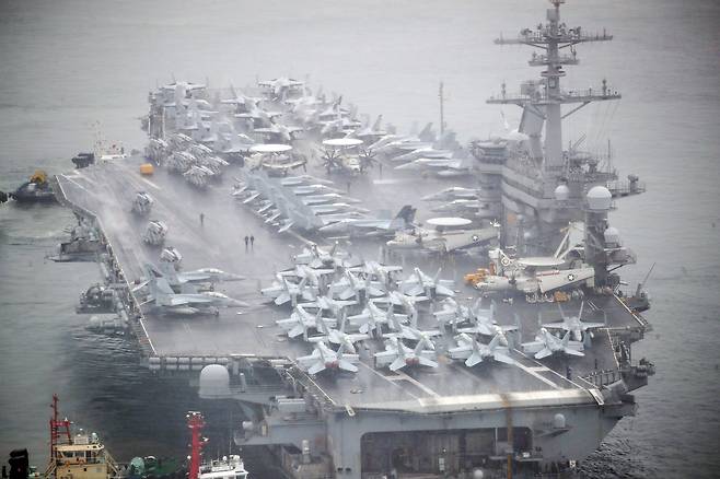 The U.S. Navy nuclear-powered aircraft carrier USS Theodore Roosevelt (CVN-71, 100,000 tons) docked at the Busan Naval Base in Nam-gu, Busan, in June last year for joint exercises. /Kim Dong-hwan
