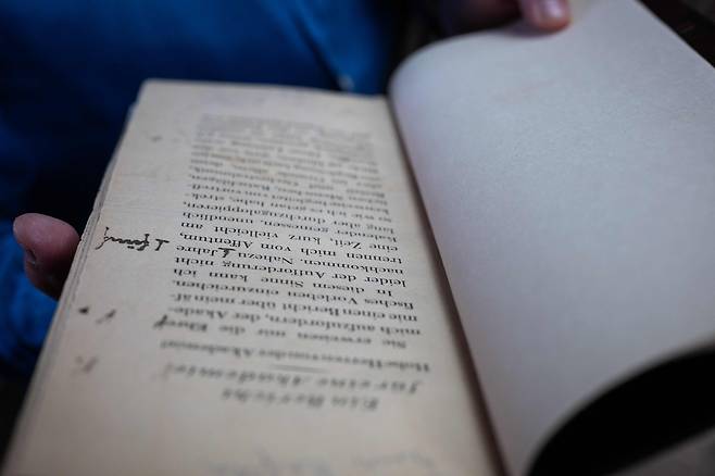 카프카의 히브리어 연습 흔적이 남아있는 ‘학술원에 보내는 보고서’ 인쇄본. /AFP 연합뉴스