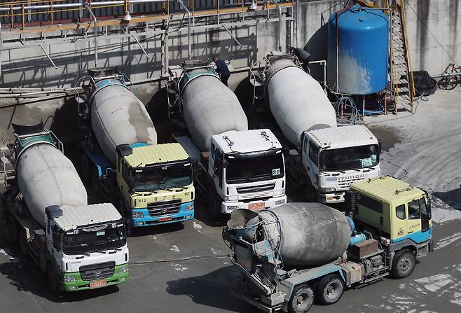 국토부 건설기계 수급조절위원회가 도입된 2009년 이후 16년간 신규 등록이 제한되어 온 콘크리트 믹서트럭. /뉴스1