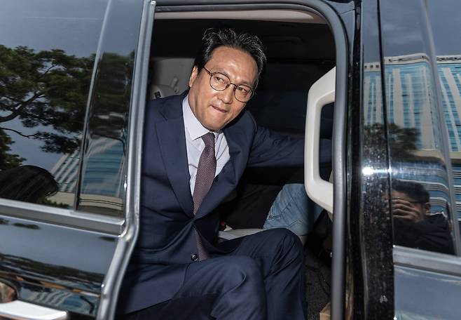 박근혜 전 대통령 국정농단 사건에 비선실세로 알려졌던 최서원 씨(개명 전 최순실)에 대한 각종 의혹 제기에 나섰던 안민석 더불어민주당 의원이 지난 4월 23일 오전 경기도 수원시 영통구 수원지방법원에서 열린 정보통신망 이용촉진 및 정보보호 등에 관한 법률 위반(명예훼손) 혐의 첫 공판을 마친 후 차량에 탑승하고 있다. /뉴스1