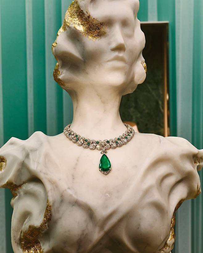 폴리크로마 쇼룸에 전시된 하이 주얼리 네크리스.