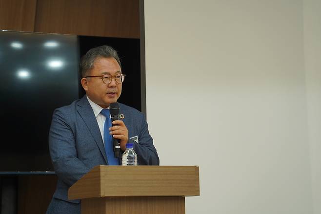 김영우 영산강유역환경청장이 25일 전남대학교 공과대학 코스모스홀에서 열린 '제3회 EFET 심포지엄-청색기술 혁신포럼: 기후위기 NET-ZERO를 향해'에서 축사를 하고 있다.