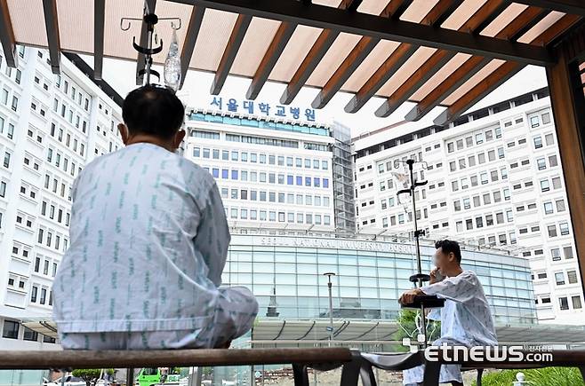 서울 종로구 서울대병원 앞에서 입원 환자들이 휴식을 취하고 있다. 이동근기자 foto@etnews.com