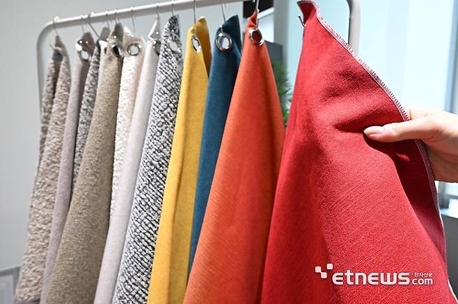 세라젬 파우제 M8 Fit 사이드커버 패브릭 12종. 이동근기자 foto@etnews.com