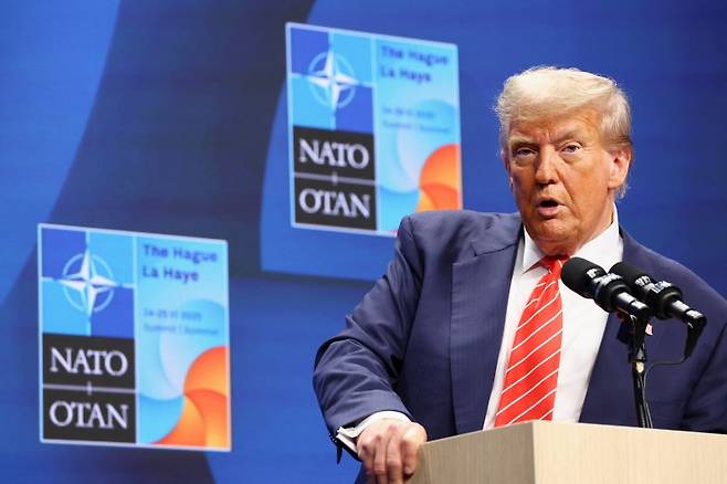 도널드 트럼프 미국 대통령이 25일(현지시간) 네덜란드 헤이그에서 나토 정상회의를 끝낸 뒤 기자회견을 하고 있다. 이날 나토의 방위비 증액을 거부한 스페인에 대해 트럼프 대통령은 미국과 무역협상에서 스페인이 그 대가를 치를 것이라고 경고했다. 로이터 연합