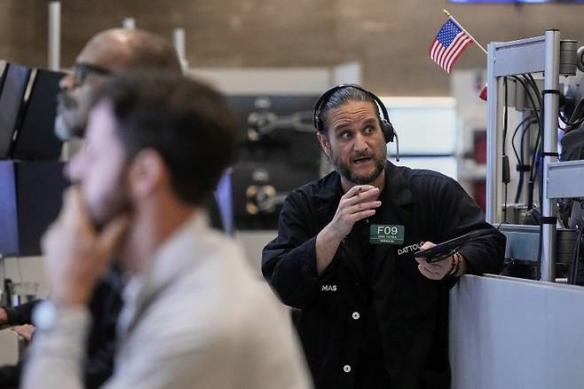 뉴욕 증시가 25일(현지시간) 나스닥만 소폭 오르는 혼조세로 마감했다. 이날 엔비디아는 사상 처음으로 마감가 기준 150달러 선을 뚫으면서 시가총액 1위 자리를 되찾았다. AP 뉴시스