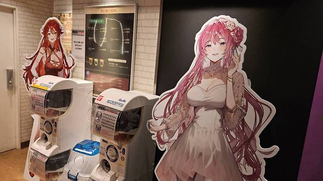 실제 크기의 등신대와 가챠 스테이션