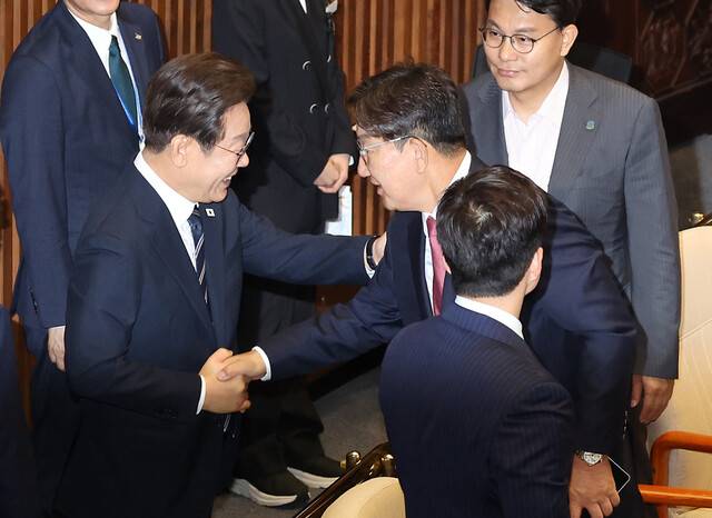 이재명 대통령이 26일 국회 본회의에서 추가경정예산 시정연설을 마친 뒤 권성동 국민의힘 전 원내대표와 인사하고 있다. 대통령실사진기자단