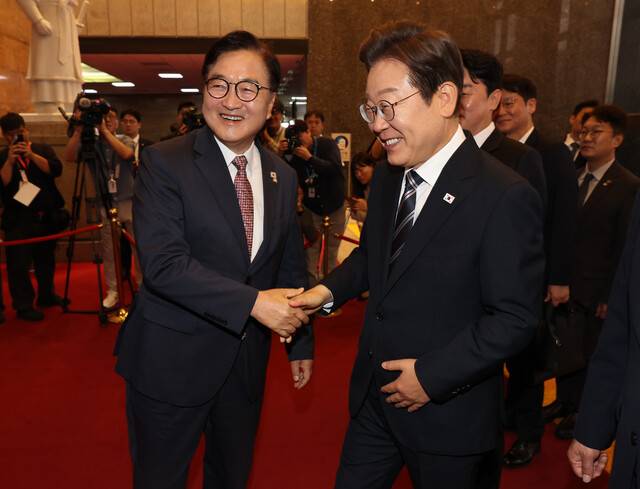 이재명 대통령이 26일 취임 뒤 첫 추가경정예산 시정연설을 하기 전 국회 중앙홀에서 우원식 국회의장과 악수를 하고 있다. 대통령실사진기자단