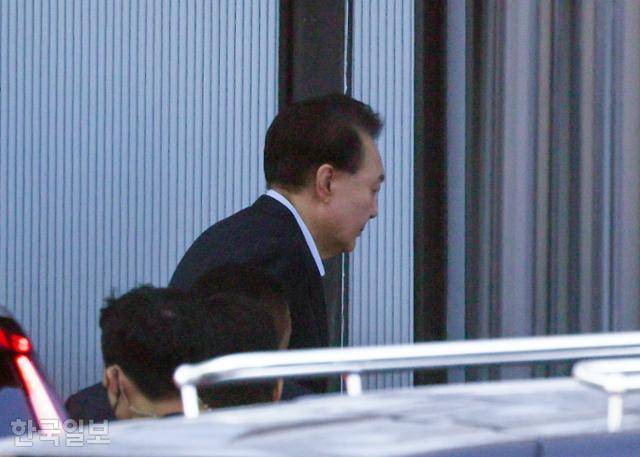 내란 우두머리 등 혐의로 체포된 윤석열 전 대통령이 1월 15일 경기 과천시 고위공직자범죄수사처 후문으로 들어가고 있다. 왕태석 선임기자