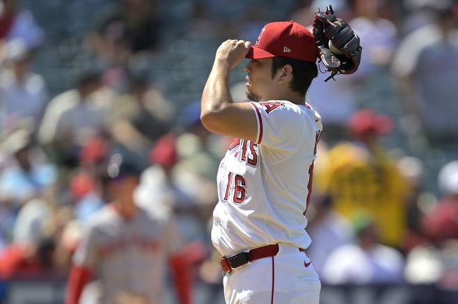 <yonhap photo-3067=""> Los Angeles Angels starting pitcher Yusei Kikuchi adjusts his cap during the eighth inning of a baseball game against the Boston Red Sox, Wednesday, June 25, 2025, in Anaheim, Calif. (AP Photo/Jayne Kamin-Oncea)/2025-06-26 09:05:20/ <저작권자 ⓒ 1980-2025 ㈜연합뉴스. 무단 전재 재배포 금지, AI 학습 및 활용 금지></yonhap>