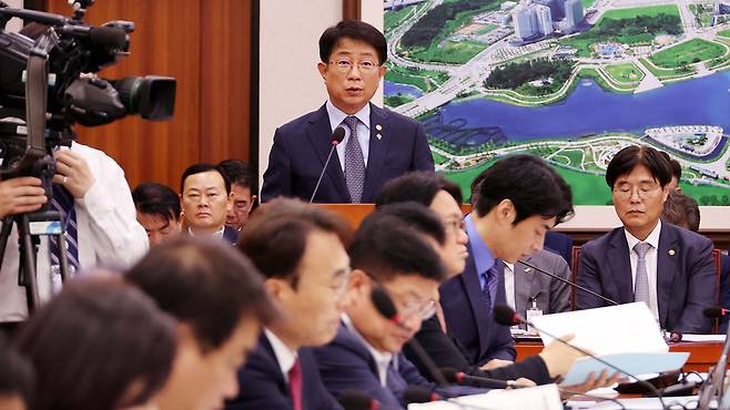 박상우 국토교통부 장관이 26일 국회 국토교통위원회 전체회의에서 전세사기 유형 및 피해 규모 등에 관해 보고하고 있다