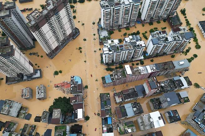 중국 남서부 구이저우시 룽장현의 건물들이 전날부터 내린 폭우로 물에 잠겼다. AFP=연합뉴스