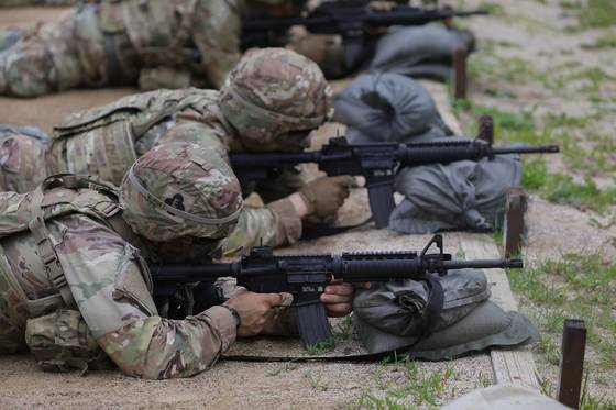 주한미군 장병이 소총 사격을 하고 있다. 연합뉴스