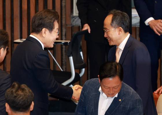 이재명 대통령이 26일 국회 본회의장에서 취임 후 첫 추가경정예산(추경) 시정연설을 마친 뒤 국민의힘 추경호 의원과 악수를 하고 있다. 대통령실사진기자단