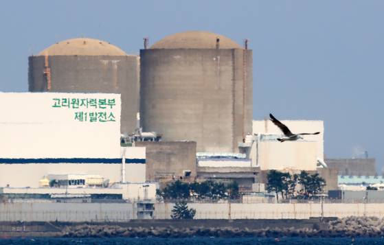 원자력안전위원회가 26일 본회의를 열고 국내 첫 상업 원자력발전소 '고리 1호기' 해체를 승인했다. 사진은 이날 부산 기장군 장안읍 고리 1호기(오른쪽) 모습. 뉴스1