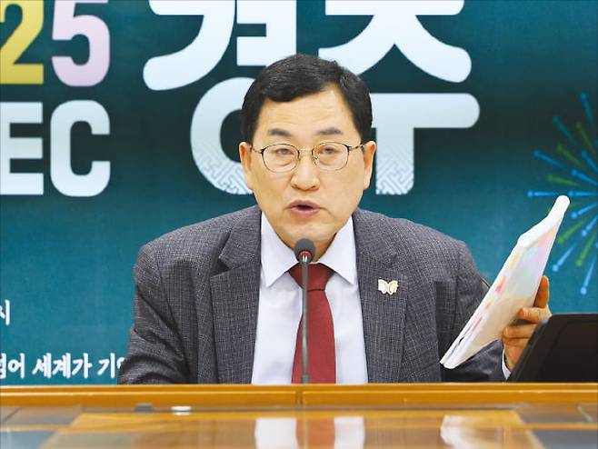 주낙영 경주시장이 간부회의에서 경주의 비전을 설명하고 있다. 경주시 제공