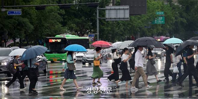 수도권에 본격적인 장마가 시작된 지난 20일 시민들이 우산을 쓴 채 서울 종로구 광화문광장 일대를 걸어가고 있다. 권도현 기자