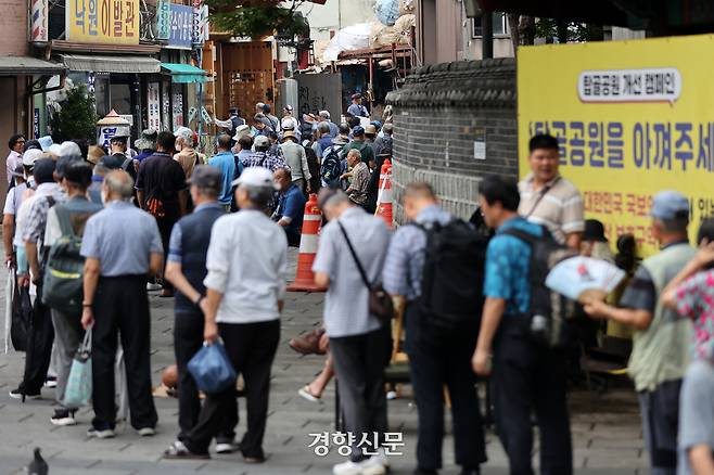 노인들이 지난해 8월 서울 종로구 탑골공원 인근 무료 급식소에 줄을 서 있다. 조태형 기자