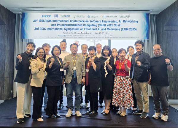 EAIM 2025(Emotional AI and Metaverse)에 참여한 국내외 연구진들이 기념촬영하고 있다.