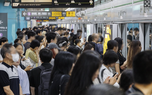 출근길 지하철. 연합뉴스