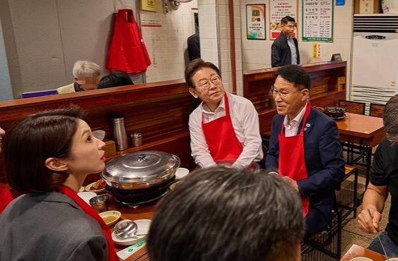 이재명 대통령이 26일 서울 용산 대통령실 인근 한 식당에서 점심 식사를 하고 있다. 연합뉴스