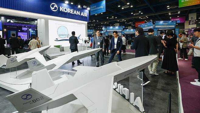 26일 서울 강남구 코엑스에서 열린 넥스트라이즈 2025에 대한항공 부스가 마련되어 있다.