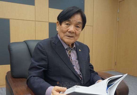 이근배 시인이 최근 펴낸 ‘육성회고록’을 펼쳐 보고 있다. 그는 “독립유공자로 재평가된 아버지 자랑을 좀 하려고 이 책을 썼다”고 했다.